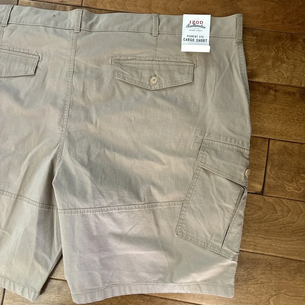 IZOD Saltwater Men Shorts Cargo Relaxed Classic Fit 52W Cedarwood Khaki 10.5 in